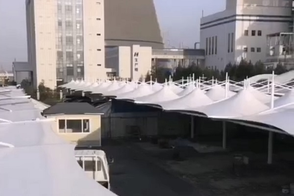 双侧斜拉冒顶式膜结构车棚
