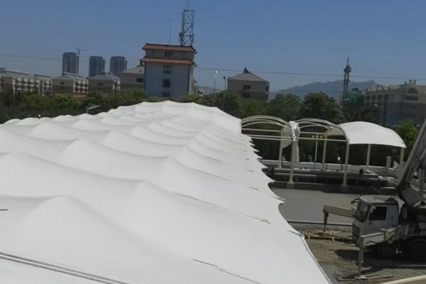 威海荣成膜结构市场雨棚现场拼接安装