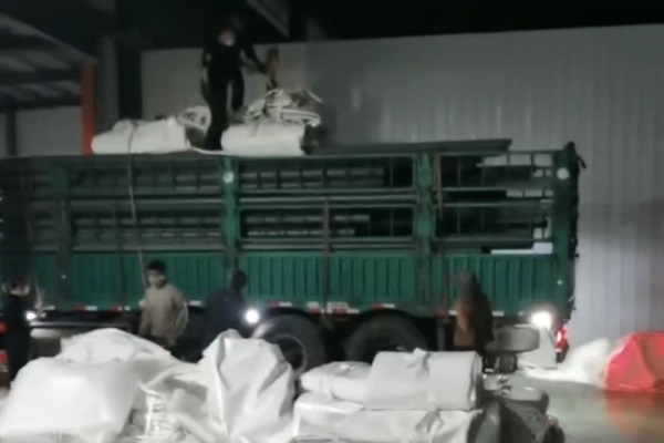 污水池加盖膜材装车发货